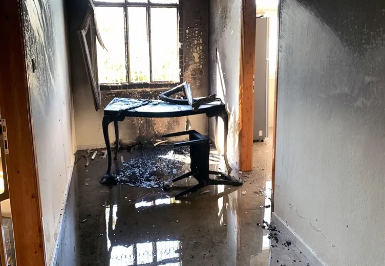 Uyuşturucu parası vermeyen annesi ile kavga etti: Evi ateşe verdi