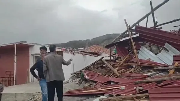 Amasya’da fırtına çatıları uçurdu | VİDEOHABER