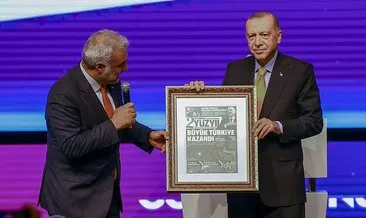 Başkan Erdoğan’a 2023 seçimlerine ithafen hazırlanan gazete hediye edildi
