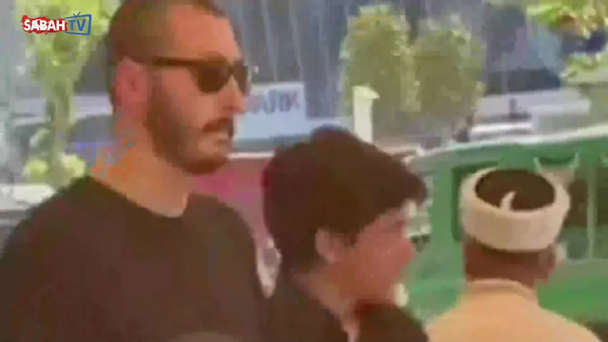 Reha Muhtar gözyaşları içinde son yolculuğuna uğurlandı! videosunu izle Reha Muhtar gözyaşları içinde son yolculuğuna uğurlandı! videosunu izle