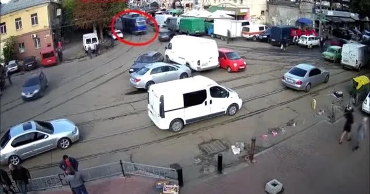 Ukrayna’da tramvay yoluna park eden kadın sürücü, trafiği 2 saat boyunca felç etti