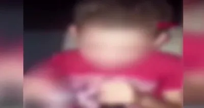 Son dakika haberi | Sosyal medyada skandal görüntüler! Küçük çocuğa zorla alkol içirip... | Video