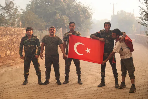 azerbaycanli-itfaiyecilerin-turk-bayragi-duyarliligi-bir-an-olsun-elinden-birakmadi-1627934514198.jpg Azerbaycanlı itfaiyecilerin Türk bayrağı hassasiyeti! Bir an olsun elinden bırakmadı...