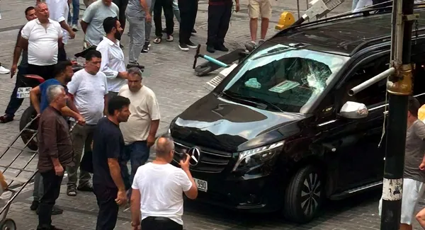 istanbulda-firtina-ve-saganak-alarmi-firtinadan-kopan-tabela-minibusun-uzerine-dustu-1786726247105.jpg