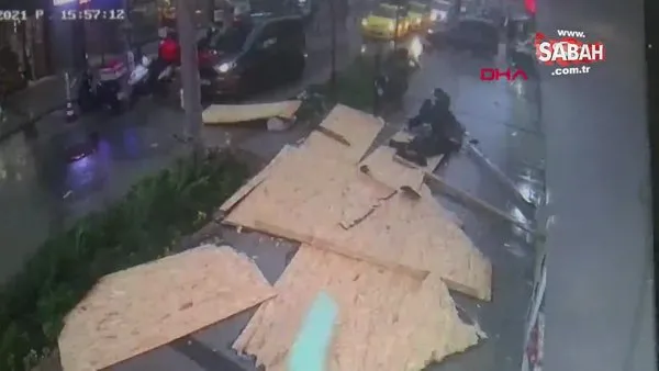 Kağıthane'de çatı, anne ile oğlunun üzerine düştü | Video