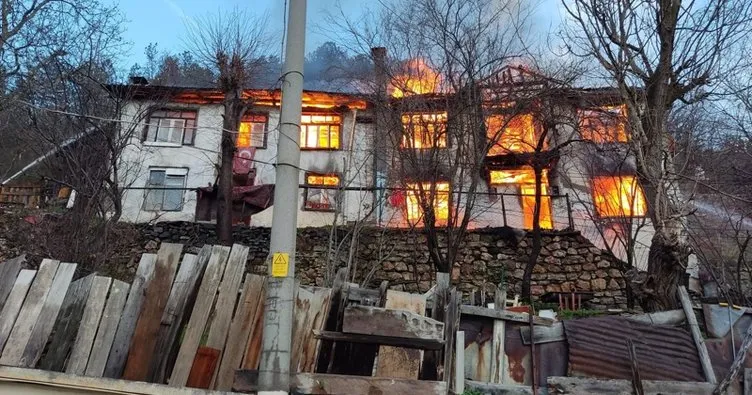 Bolu’da dumanlar yükseldi: Aynı kişiye ait 2 ev alev alev yandı!