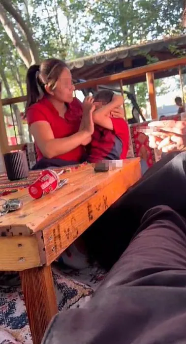 Görüntüler kan dondurdu: Cani anne ağlayan oğlunu susturamayınca defalarca vurdu! “Sus nefesini keserim…”