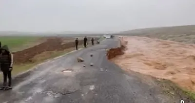Şanlıurfa'da şiddetli yağış: dereler taştı, yolda toprak kayması meydana geldi #sanliurfa