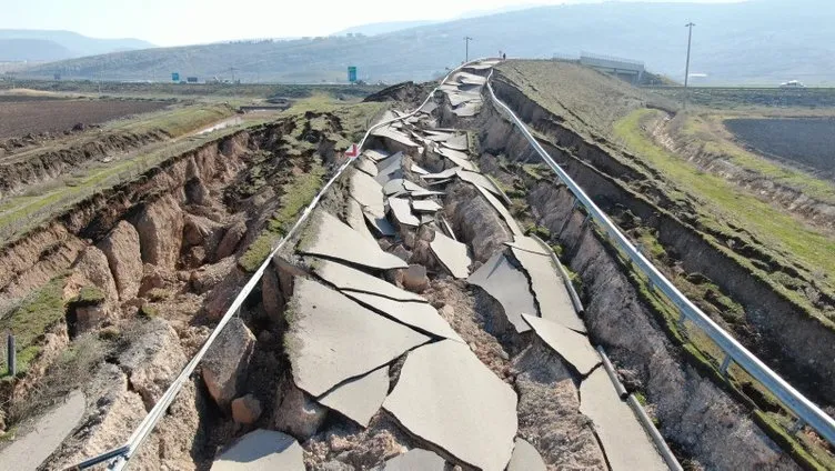 Son Dakika Haberi: Sabah.com.tr deprem sonrası dünyanın konuştuğu bölgede: Dehşete düşüren yarıklar!