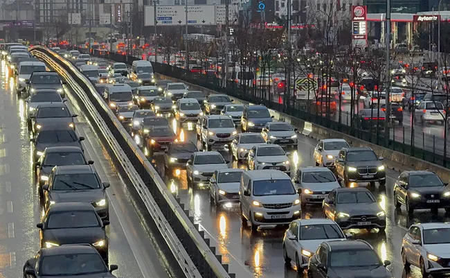 istanbulda-aksam-saatlerinde-trafik-yogunlugu-yuzde-90a-cikti-1770911532199.jpeg