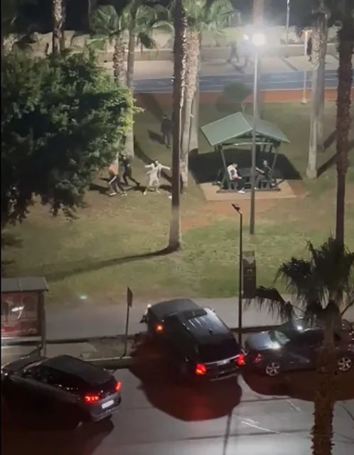 Aracını insanların üzerine sürdü: Silah sesinin de yükseldiği anlar kameralara yansıdı!