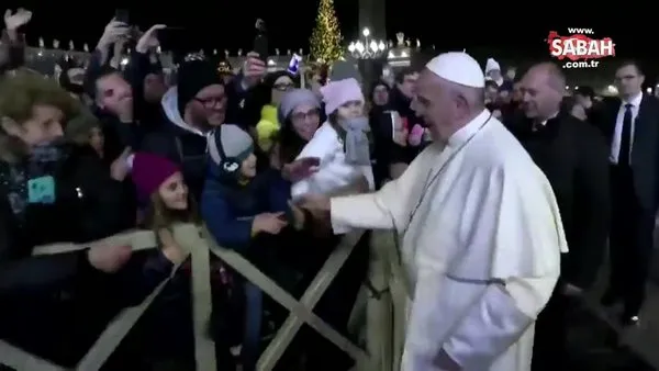 Papa Franciscus'tan şoke eden hareket! Papa elini tutmak isteyen kadına vurdu...