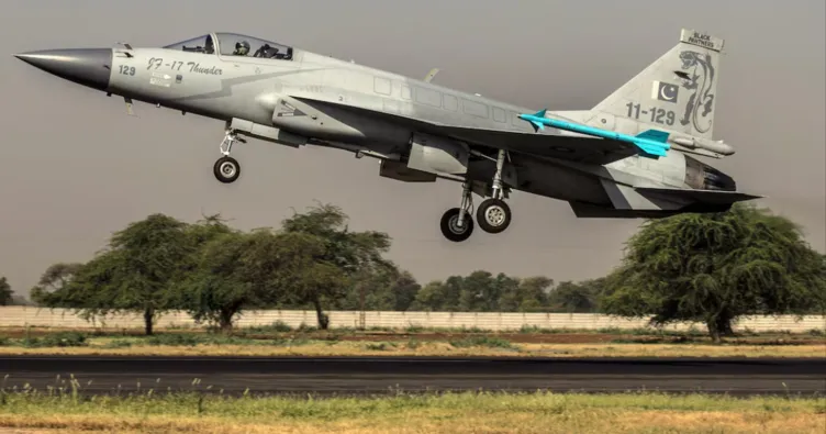 Pakistan ordusuna ait uçak yere çakıldı: 2 pilot yaşamını yitirdi