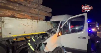 Tomruk yüklü tıra minibüs çarptı: 1 ölü, 20 yaralı | Video