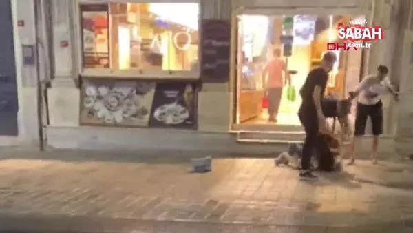 İstiklal Caddesi'nde kadınlar kavga etti; o ise kavgayı ayırmak yerine kadını yumrukladı | Video