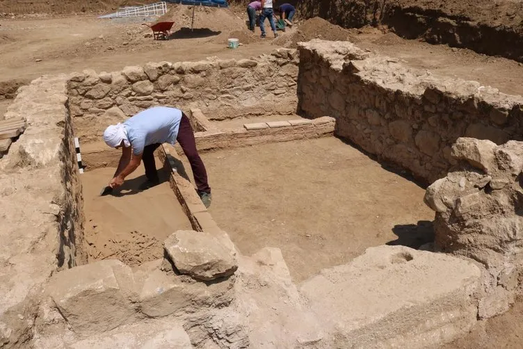 Cami inşaatında Roma dönemine ait oda mezar bulundu