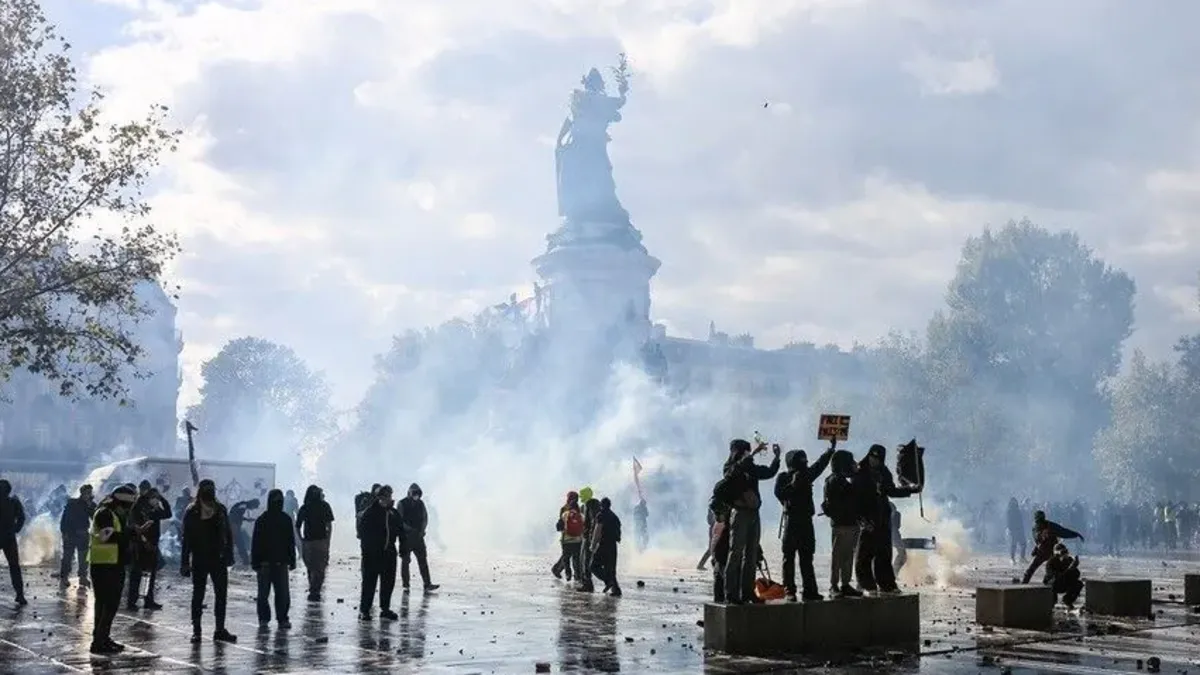 Fransa'da tarihi belediye binası ateşe verildi: 1 kişi yakalandı