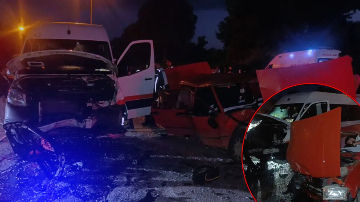 Antalya'da tur minibüsü ile otomobil çarpıştı: 4 yaralı