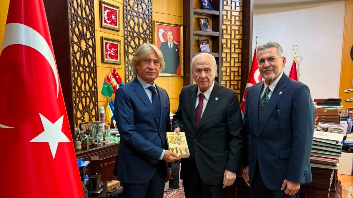 Hamit İzol, Devlet Bahçeli'ye 'Barış Sonrası Büyük Türkiye' kitabını sunarken