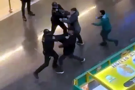 AVM’de güvenlik görevlileri ile iki kişi arasında kavga! Tekme, yumruk, sandalye ve cop havada uçuştu