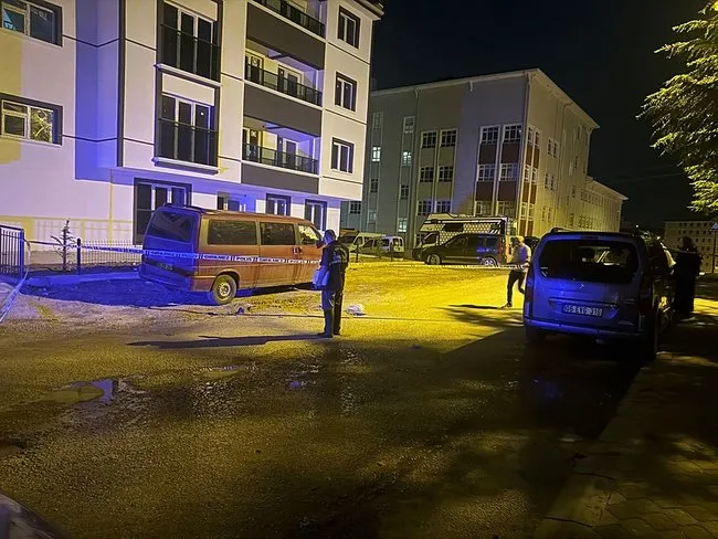 sokak-ortasinda-evlat-vahseti-babasini-defalarca-bicakladi-1748983567665.jpeg