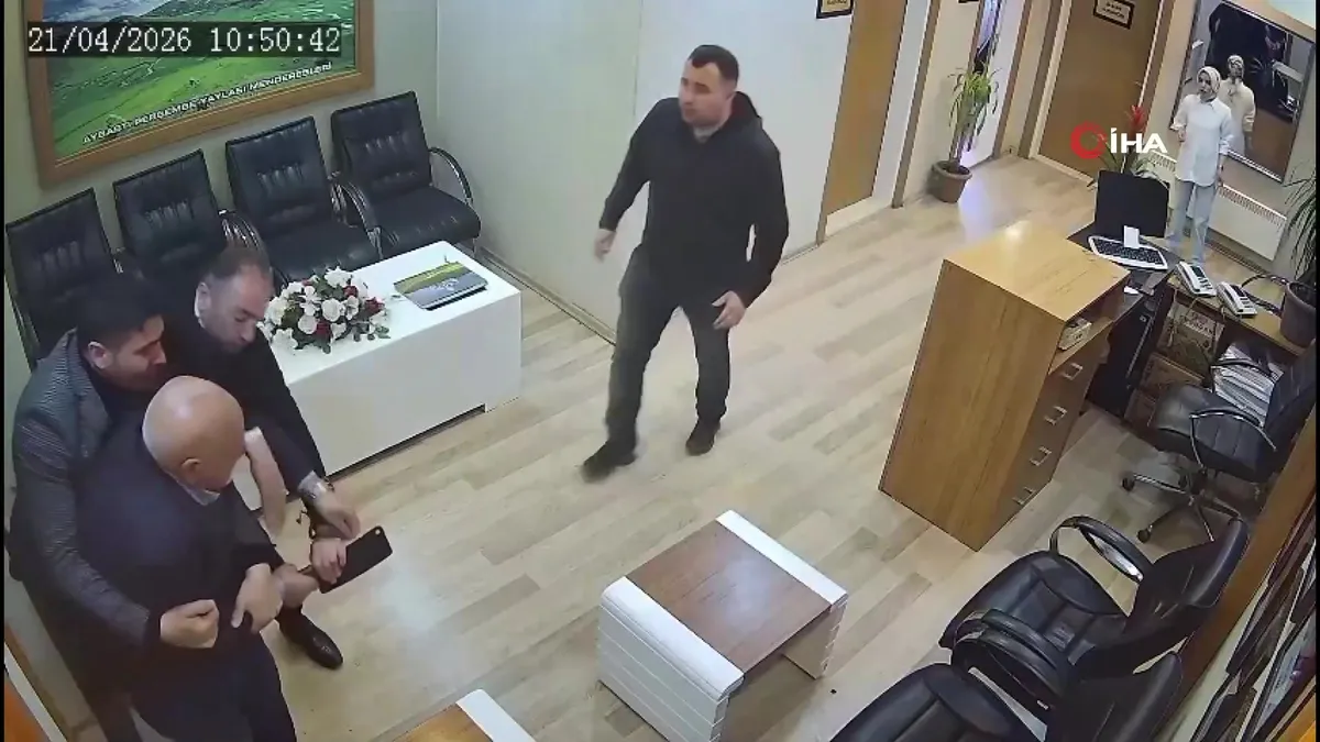 Belediye personeline satırla saldırı anı kamerada | Video videosunu izle Belediye personeline satırla saldırı anı kamerada | Video videosunu izle