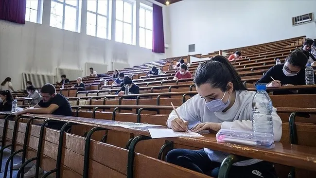 son-dakika-81-il-valiligine-universite-ogrencileri-icin-genelge-burs-ve-konaklama-konularinda-yardimci-olunaca-1660217627183.jpg