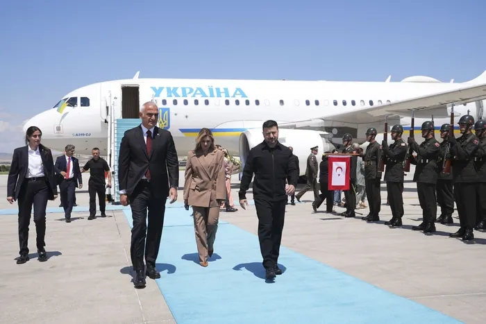 bakan-ersoyun-diplomasi-trafigi-suruyor-zelenskiyi-esenbogada-karsiladi-1783417542999.jpeg