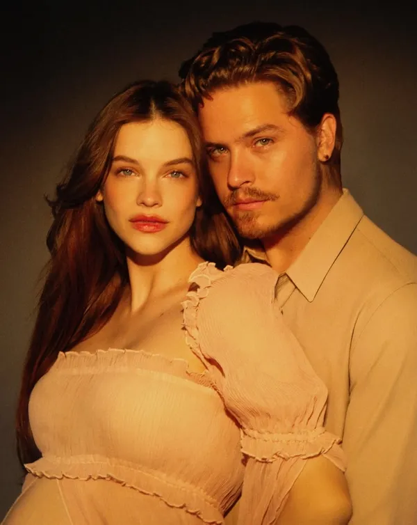 milyonlarca-begeni-yagdi-barbara-palvin-minik-bebegiyle-bakin-nasil-buyuledi-masaldan-mi-ciktilar-1791617591041.jpg