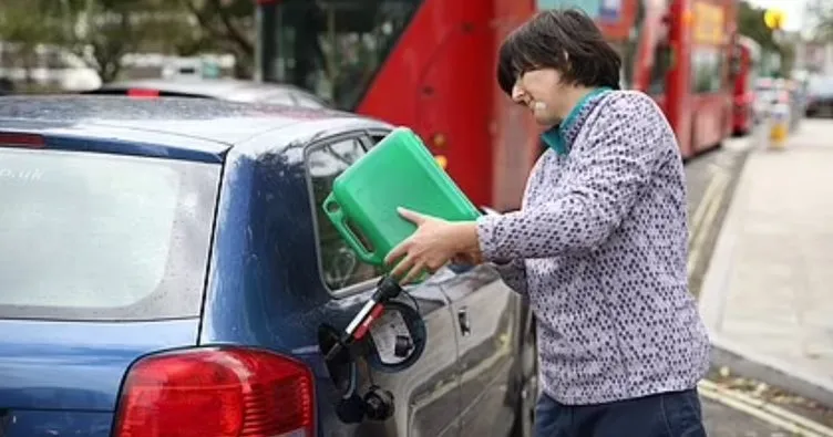 İngiltere’de yakıt krizinin bilançosu ağırlaşıyor