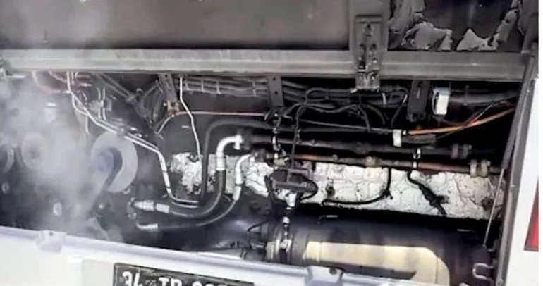 Seyir halindeki metrobüsün motor kısmında yangın