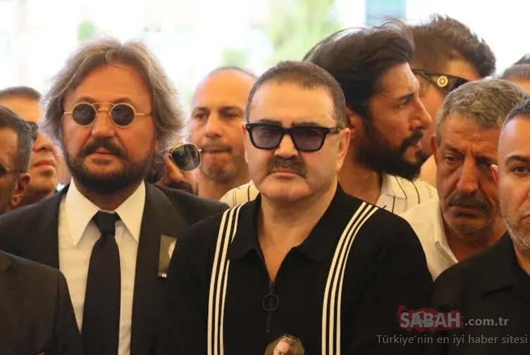 Şafak Sezer, Aydemir Akbaş’ın cenazesindeki izdihama tepki gösterdi! Şafak Sezer: Hayatımda böyle bir şey görmedim!