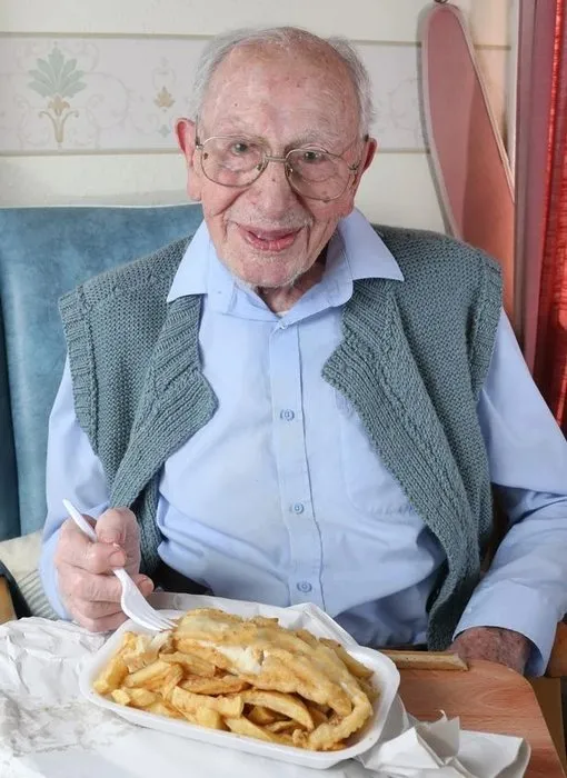 Dünyanın en yaşlı insanı sırrını anlattı! Her gün bu yemeği yiyor…