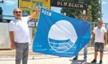 Plajda Mavi Bayrak sevinci