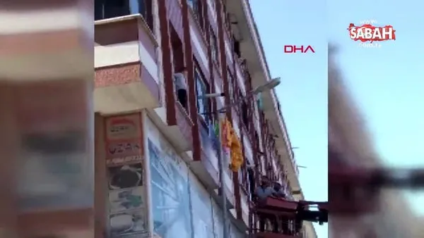 İstanbul Sultangazi'de vinç operatörünün pencereden sarkan çocuğu kurtardığı anlar kamerada | Video