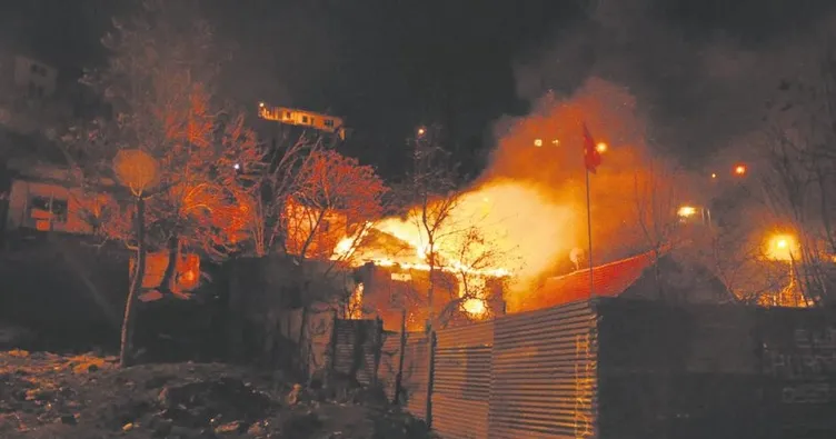 Hurda deposu alev alev yandı