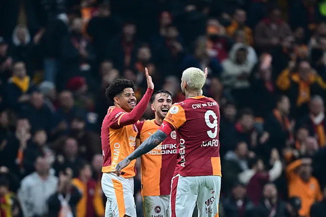 son-dakika-haberi-galatasaray-kasimpasayi-3-golle-gecti-ilk-yariyi-lider-bitirdi-1766343556754.jpg