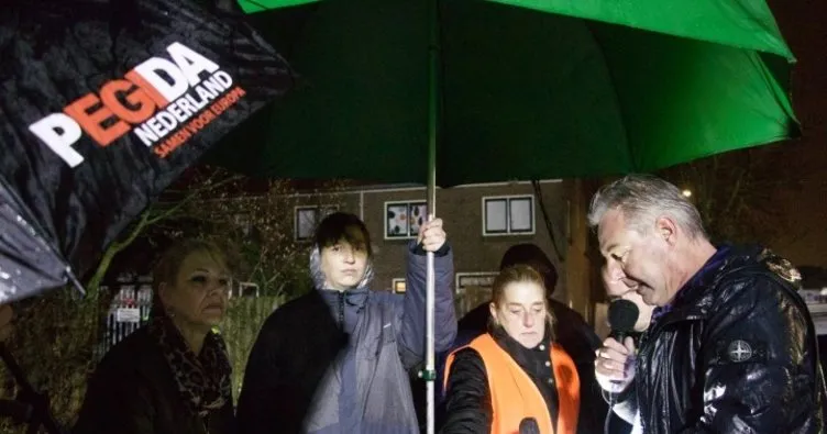 Hollanda’da cami önünde provokatif İslam karşıtı gösteri