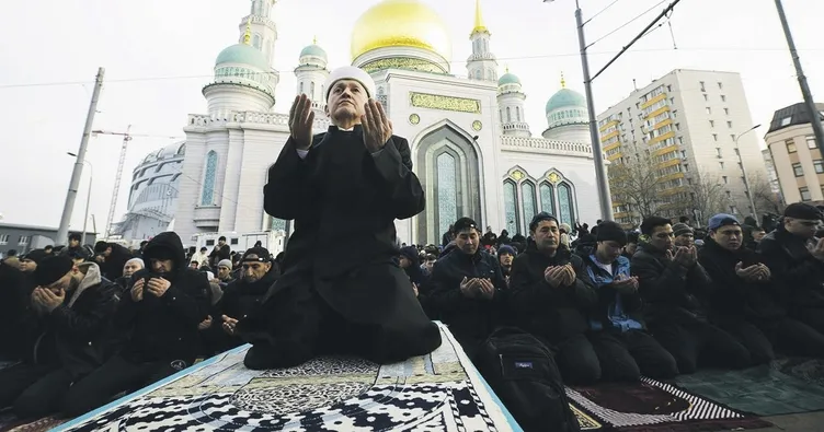 Bayram namazını sokakta kıldılar