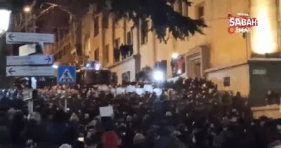 Tiflis’te parlamento binası önündeki protestoya güvenlik güçleri müdahale etti | Video