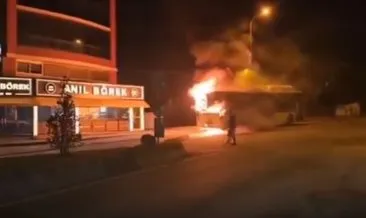 Park halindeki İETT otobüsü yandı