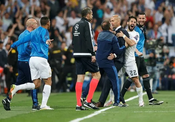 Real Madrid'de Zinedine Zidane 8 oyuncunun biletini kesti