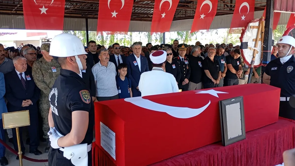 Şehit polis Aydın Üyenarık memleketinde toprağa verildi Şehit polis Aydın Üyenarık memleketinde toprağa verildi