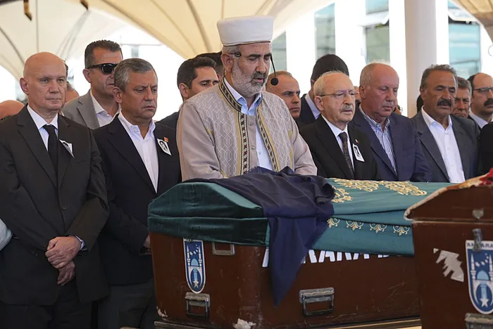 asli-baykaldan-cenaze-toreni-sonrasi-kemal-kilicdaroglu-ve-ozgur-ozele-gonderme-en-onde-yer-alanlar-1784375406700.jpg
