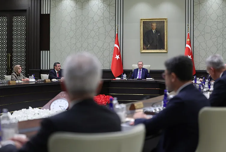 Başkan Recep Tayyip Erdoğan Cumhurbaşkanlığı Kabinesi’ni topluyor: Gündem asgari ücret, emekli ve memur maaşı!