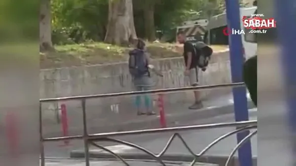 Son dakika: Fatih'te erkek arkadaşını sokak ortasında döven kadın turist kamerada! | Video