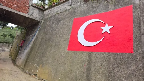 ardesenli-iki-kardes-solan-turk-bayragini-yeniden-canlandirdi-goruntuler-sosyal-medyada-ilgi-odagi-oldu-1790756744186.jpg