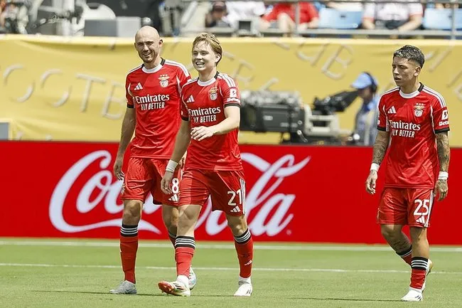 benfica-bayern-munihi-devirdi-son-16ya-yukseldi-sane-11de-basladi-1750802089725.jpg