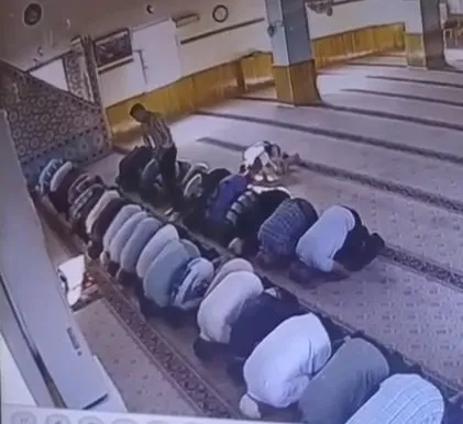 Kayseri’de vahşet! Park kavgası camiye taşındı! Bir anda defalarca kez bıçakladı! O anlar kamerada