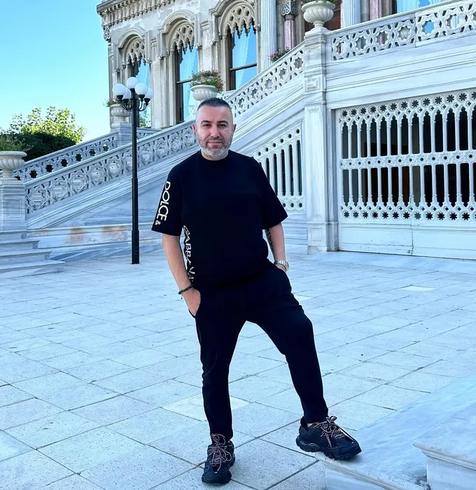 Şafak Sezer’in rol arkadaşı, Kolpaçino’nun galerici Şahin’iydi! Oyuncu Serkan Şengül 50 kilo vererek bambaşka biri oldu! Serkan’ın içinden Serkan çıktı